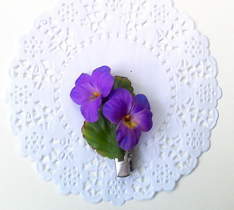Wild violets spring hair clip Clay flowers Mothers gift for women Floral hair accessories Bridal flowers Handmade jewelry Ready for ship