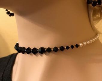 Kristallkette: Choker mit schwarzen Swarovski-Kristallen und Swarovski-Perlen auf Memory Wire