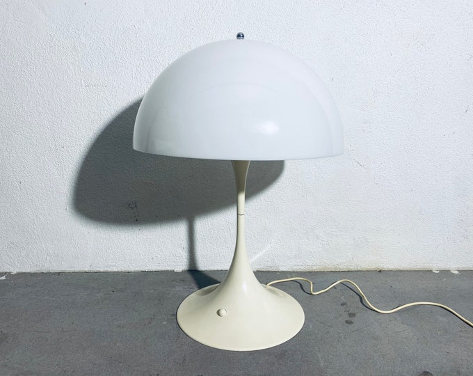 Large 50 cm Panthella Space Age table lamp, mushroom lamp, 1970s, made of plastic, Mid Century. Louis Poulsen
