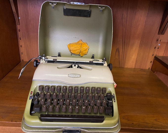 Typewriter Triumph Gabriele 3, Norm Perfect - green - with case, 1950s