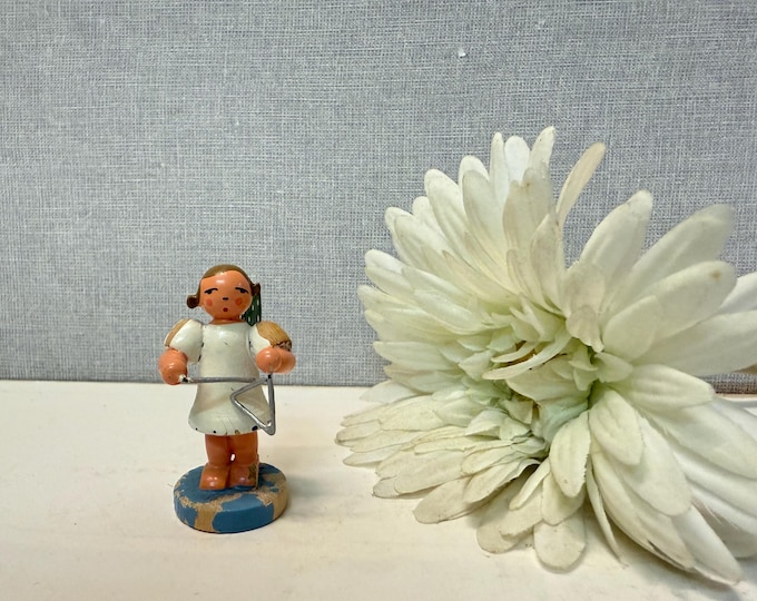 Beautiful vintage angel with triangle from the Ore Mountains by Kühne and Wendt, old model