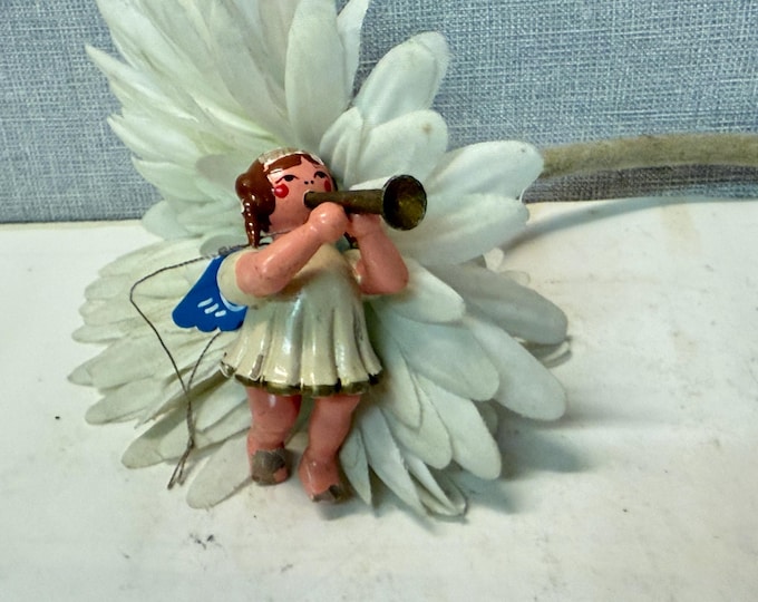 Beautiful vintage angel with horn for hanging from the Ore Mountains by Kühne and Wendt, old model