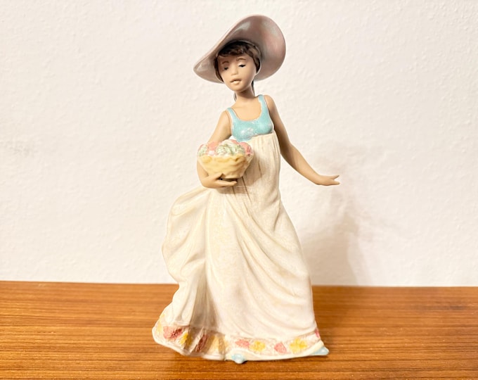 Carefree figurine 2288 by Lladro, Spain 1986 - vintage porcelain 'Con Flores y Brisa'