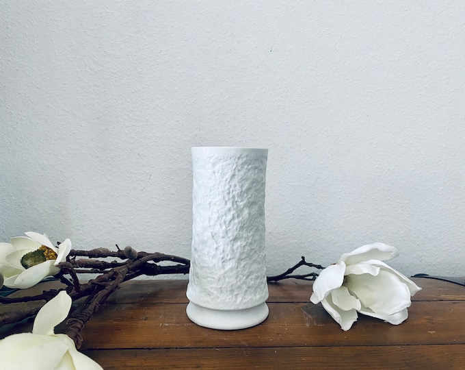Vase 604/2, Royal Porcelain KPM Bavaria, Op Art white vase bisque porcelain, Midcentury, relief decoration, Space Age 60s