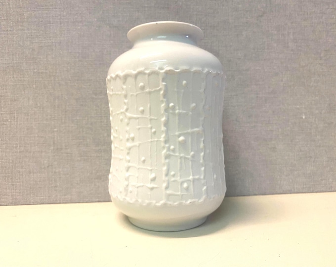 Vase 679/1, Royal Porcelain KPM Bavaria, Op Art white vase bisque porcelain, Midcentury, relief decoration, Space Age 60s