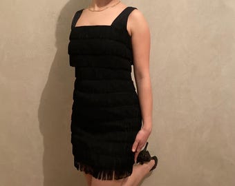 Czarna mini sukienka z frędzlami w stylu vintage „Cue” | Rozmiar: XXS