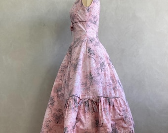 1950年代のパステルピンクのノベルティプリントコットンフィット＆フレアドレス