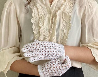 Gants blancs en coton crochetés à la main des années 1960