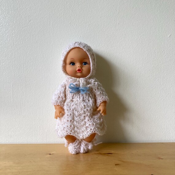 80年代初頭の可愛いベビードール（手編みの衣装付き）｜高さ：21cm 