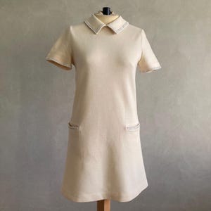 1960er &#39;Butte Knit&#39; Cremestrick Etuikleid | 60er Vintage Wollkleid | Kleid mit Peter-Pan-Kragen | Größe: XS