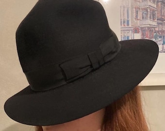 Sombrero fedora vintage Akubra 'Bogart' de lana negra / Fabricado en Australia / Circunferencia del sombrero: 21 pulgadas