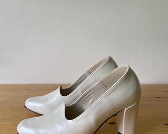 Zapatos de salón de cuero blanco perlado de los años 60 / Talla AU 7 EE. UU. 7 Reino Unido 5