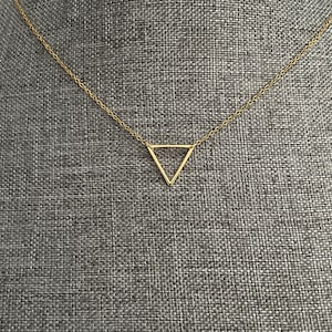 Collar triangular dorado: colgante geométrico minimalista, delicada cadena dorada, joyería sencilla para el día a día para mujer.