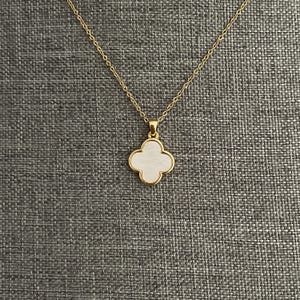 Gold Shell Clover Pendant Necklace for Her, White Shell Clover Jewelry for Women for Gift, Simple Minimal Jewelry for Girls