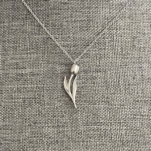 Beautiful Flower Tulip Necklace, Tulip Pendant Necklace for Women, Floral Jewelry for Girls, Tulip Flower Charm Necklace