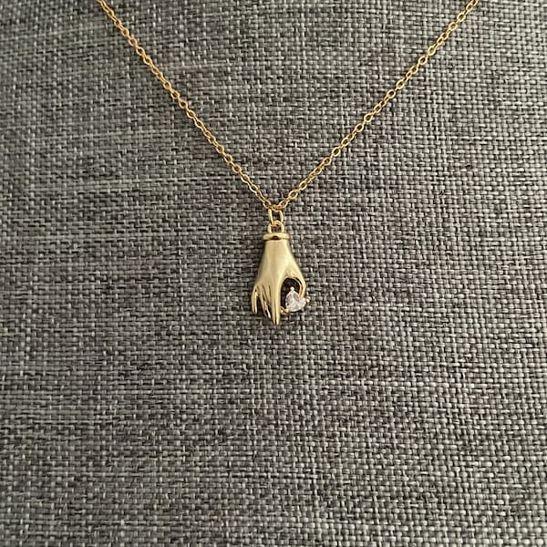 Collar único con colgante de mano chapado en oro y dije de corazón de cristal, elegante joyería minimalista.