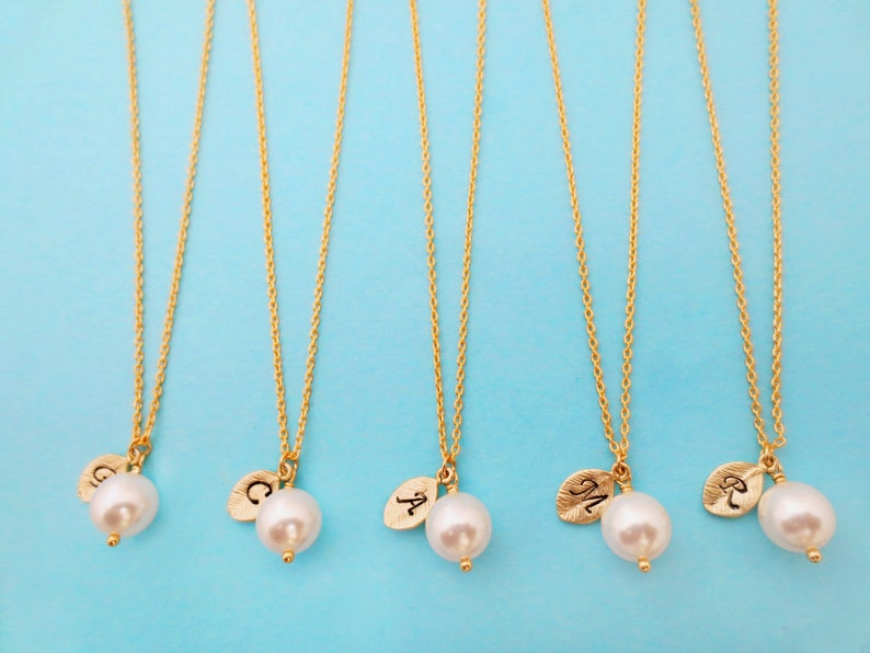 Necklace set Personalized Bridesmaid Initial Wedding WHITE pearl Bridal Gift Set of 1-10 8mm Flower girl Italic font Gold