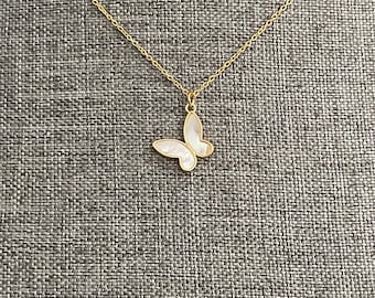 Collana delicata con farfalla in conchiglia placcata oro / Ciondolo a farfalla in madreperla / Collana minimalista in oro per donna / Grazioso gioiello per tutti i giorni