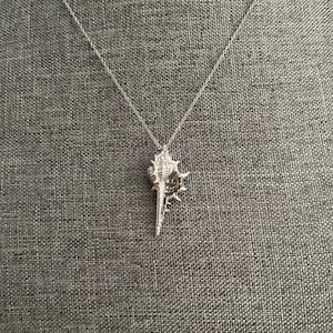 Elegant Silver-Plated Conch Shell Necklace - Nautical Charm Pendant, Ocean Themed Jewelry, Ideal Gift for Beach Lovers