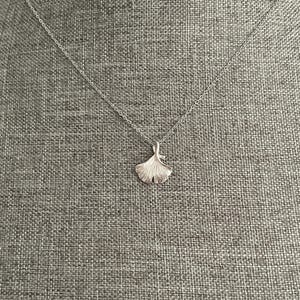 Collana con foglia di ginkgo in oro - Gioielli minimalisti e naturali, collana con ciondolo in oro con ginkgo, delicata collana botanica, regalo di gioielli con foglie per lei