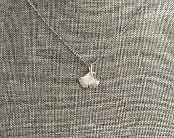 Ginkgo Leaf Necklace Gold – Minimalist Nature Jewelry, Gold Ginkgo Pendant Necklace, Dainty Botanical Necklace, Leaf Jewelry Gift for Her