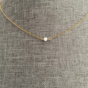 Collar minimalista de ópalo en oro, plata u oro rosa: delicadas joyas con la piedra natal de octubre