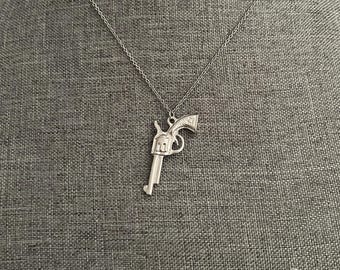 Colar com pingente de revólver banhado a prata, de inspiração vintage, joia exclusiva para homens e mulheres.
