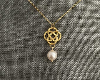 Collana con nodo celtico placcata oro e perle - Ciondolo delicato - Gioielli con simbolo irlandese per donna - Collana minimalista in oro - Elegante idea regalo