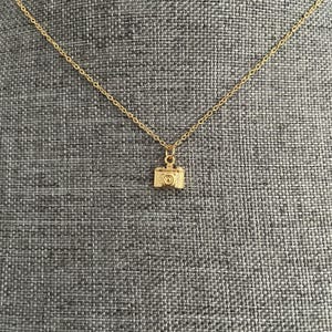 Tiny photo Camera Necklace, Gold Photographer Jewelry for Women and Girls, Camera Pendant Necklace for a Gift