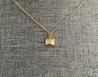 Tiny photo Camera Necklace, Gold Photographer Jewelry for Women and Girls, Camera Pendant Necklace for a Gift