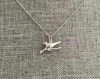 Vogel auf einem Zweig Halskette, süße kleine Vögelchen Halskette, Silber oder Gold Vogel Schmuck, Vogel Anhänger Halskette für Frauen Geschenk