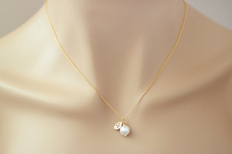 Necklace set Personalized Bridesmaid Initial Wedding WHITE pearl Bridal Gift Set of 1-10 8mm Flower girl Italic font Gold