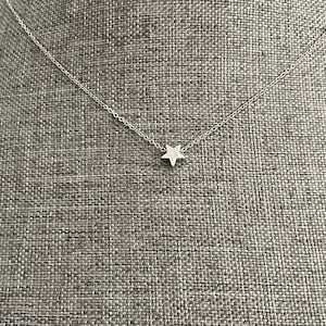Zierliche kleine glänzende Stern Halskette, Gold oder Silber Stern Charm Schmuck für Frauen, Stern Halskette Geschenk
