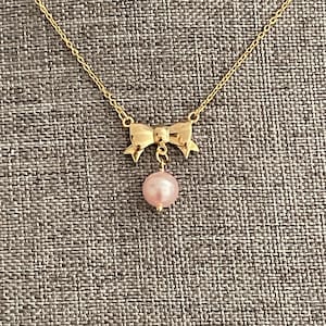 Gold or Silver Plated Bow Necklace with Pink Swarovski Pearl – Cute Ribbon Pendant – Dainty Gift for Her – Bridesmaid Jewelry