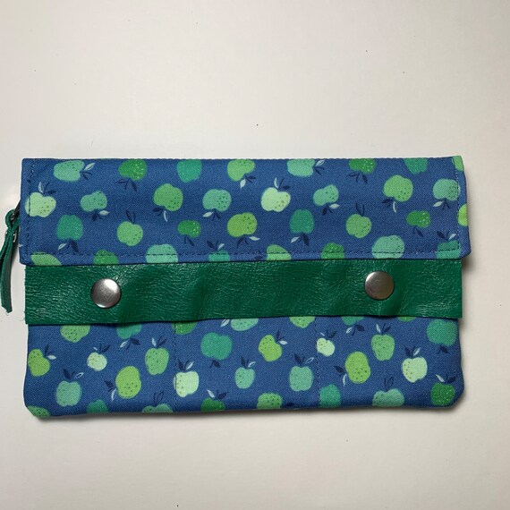 Apple Print Credit Card Wallet: Minimalist Noodlehead Clutch Apple Print Credit Card Wallet: Minimalist Noodlehead Clutch