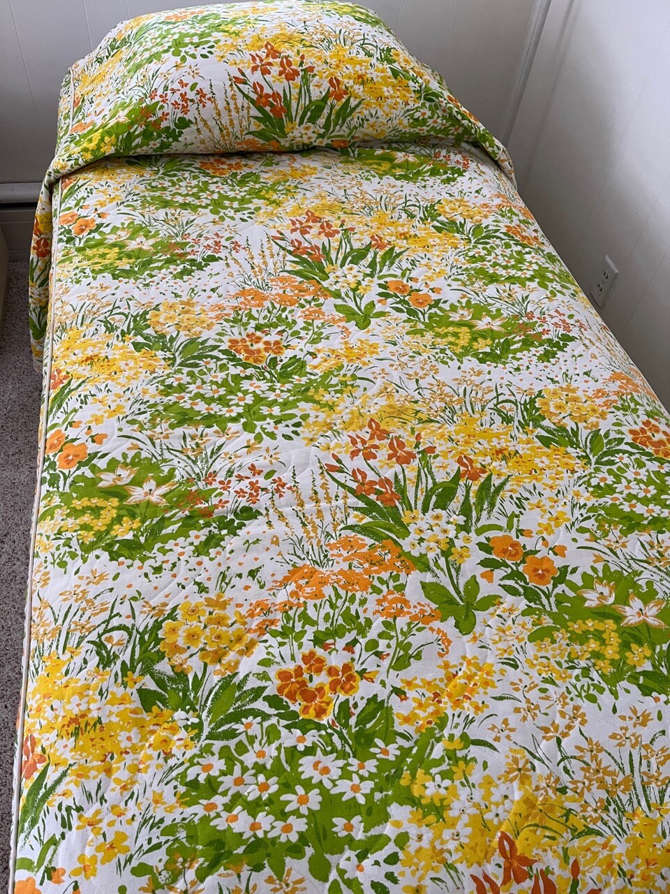 UKビンテージ 60s 70s フラワー ヒッピー ベッドカバー ダブル Vintage 60s 70s Floral Bedspread – Quilted Coverlet