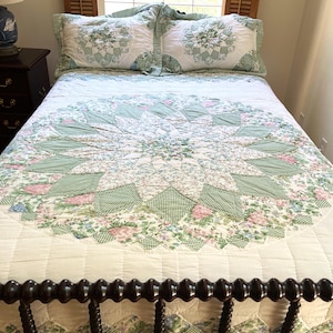 Vintage 80s 90s Patchwork Quilt Bedding Set – Romantic Cottagecore Bedspread + 2 Pillow Shams – Full Size – White Pink Green, Scalloped Edge