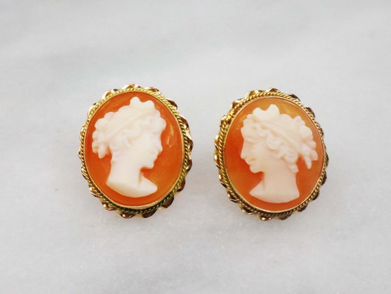 Vintage 14k Gold Shell Cameo Stud Earrings Oval M… - image 1