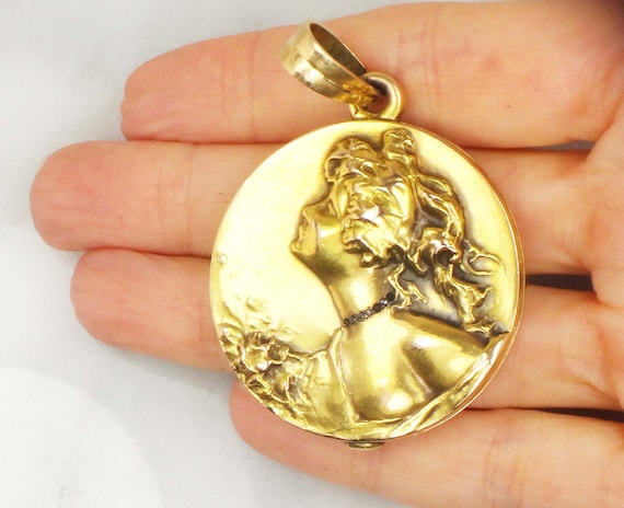 Antique Gold Repousse Locket Art Nouveau Locket 1… - image 2