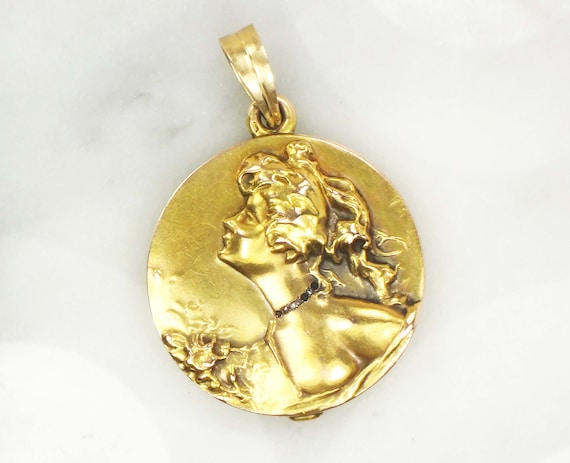 Antique Gold Repousse Locket Art Nouveau Locket 1… - image 1