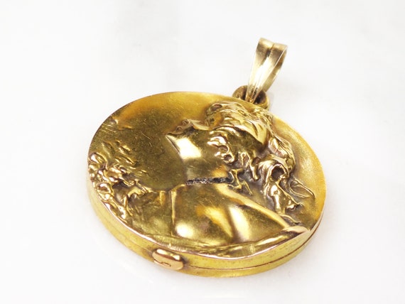 Antique Gold Repousse Locket Art Nouveau Locket 1… - image 7