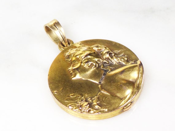Antique Gold Repousse Locket Art Nouveau Locket 1… - image 6