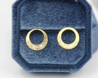 Vintage 18k Gold Circle Stud Earrings: Engraved Solid Gold Discs
