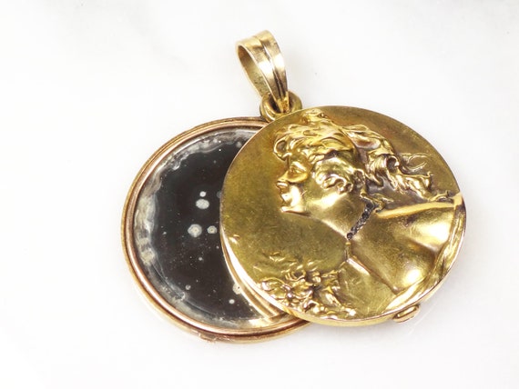 Antique Gold Repousse Locket Art Nouveau Locket 1… - image 3