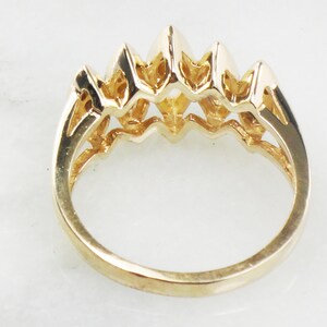 K&ouml;nnte beinhalten: Ein Goldring mit f&uuml;nf in Krappen gefassten Steinen in abgestufter Gr&ouml;&szlig;e. Der Ring ist in einem filigranen, durchbrochenen Design gefasst.
