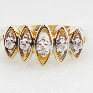 K&ouml;nnte beinhalten: Ein Goldring mit f&uuml;nf marquisef&ouml;rmigen Fassungen, jede mit einem Cluster aus kleinen Diamanten.