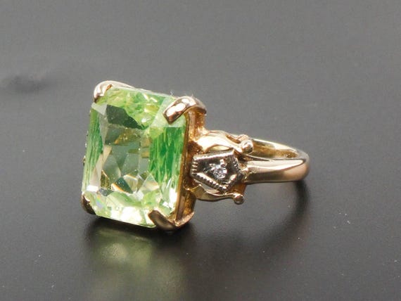Vintage gold ring with green stone discount
