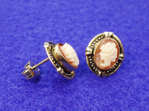 Vintage Small 14k Gold Cameo Stud Earrings with P… - image 10