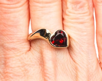 14k Gold Heart Shaped Garnet Ring Vintage Modern Style January Birthstone Ring