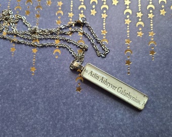 Collar colgante Aelin Ashryver Galathynius hecho con páginas del libro El Trono de Cristal